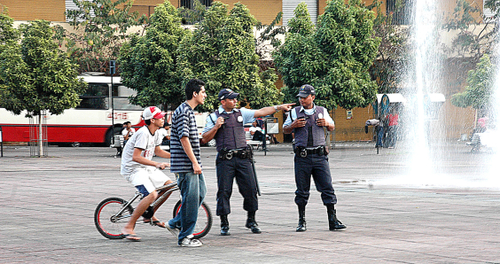Guardas municipais orientam cidadãos