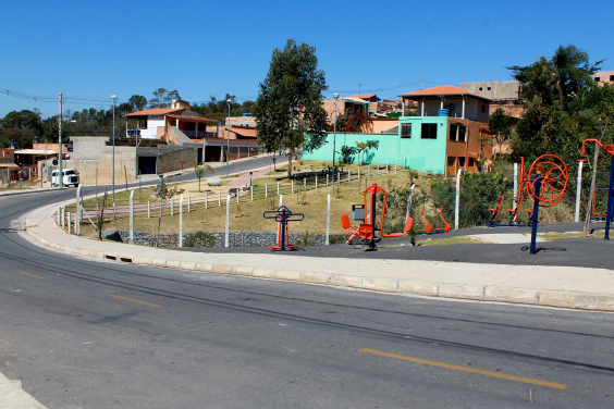 Praça em Belo Horizonte com equipamentos públicos de academia
