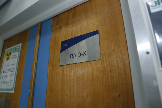 Porta de sala de exame em UPA que diz "Raio-X"