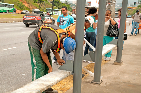 profissionais de obras fazem reparos em instalação de estação de ônibus
