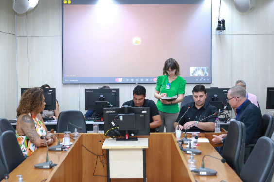 parlamentares presentes em reunião da comissão de direitos humanos