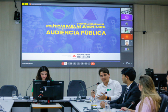 parlamentares e participantes presentes em audiência pública na câmara municipal de bh
