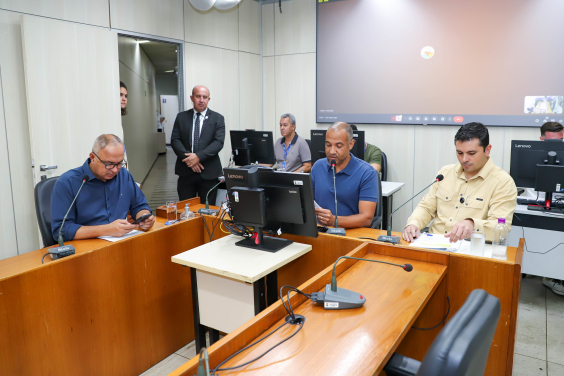 Vereadores no Plenário Helvécio Arantes