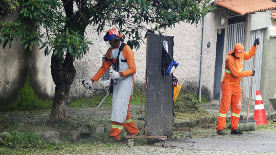 profissionais de limpeza fazendo capina de via pública