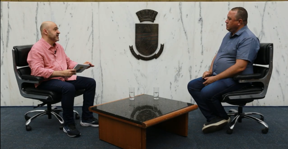 O jornalista Alessandro Duarte e o vereador Edmar Branco em entrevista no Plenário Amintas de Barros