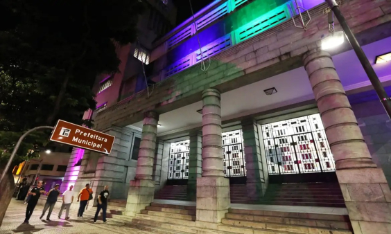 fachada iluminada da Prefeitura de Belo Horizonte
