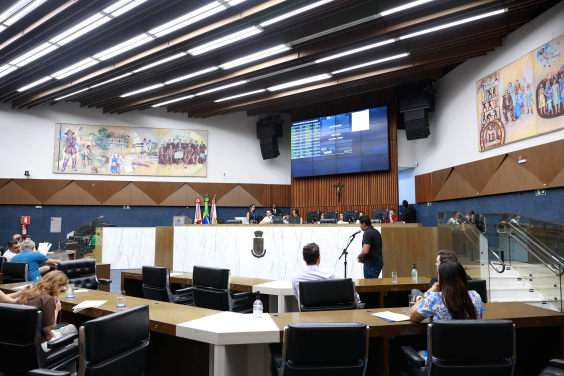 parlamentares presentes no plenário da câmara de bh