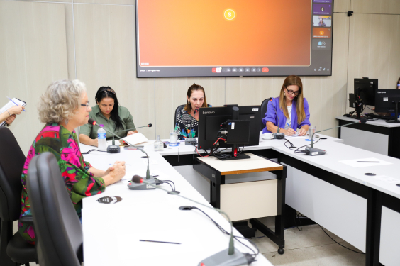 Vereadora Cida Falabella (Psol), Vereadora Dra. Michelly Siqueira (PRD), Vereadora Professora Marli (PP) e Vereadora Flávia Borja (DC) assentadas no Plenário Helvécio Arantes