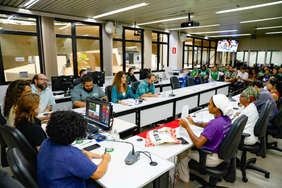 parlamentares e participantes presentes em audiência pública na câmara municipal de bh