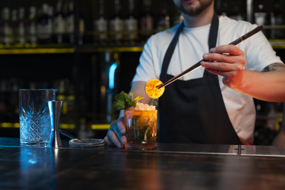 Imagem de barman preparando um coquetel