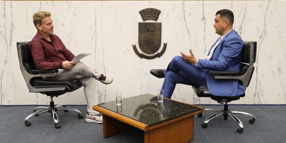 O jornalista Carlos Freitas entrevista o vereador Irlan Melo no Plenário Amintas de Barros