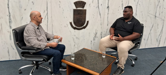 O jornalista Alessandro Duarte entrevista o vereador Helton Junior no Plenário Amintas de Barros