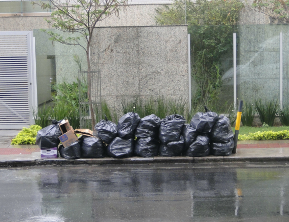 sacos de lixo em via pública