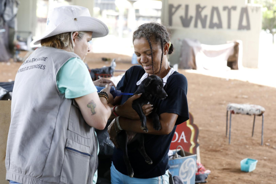 fiscal da prefeitura de belo horizonte entrega um cachorro a uma mulher