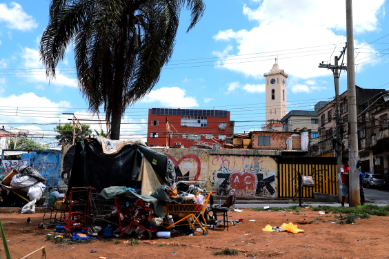 Barraca improvisada e carrinhos de supermercado de morador de rua Praça do Peixe, localizada no bairro Bonfim