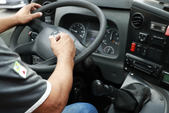 close nas mãos de motorista segurando voltante de automóvel