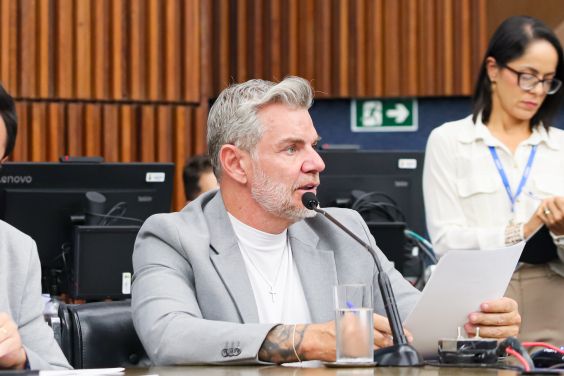 vereador professor juliano lopes discursa tendo microfone à frente