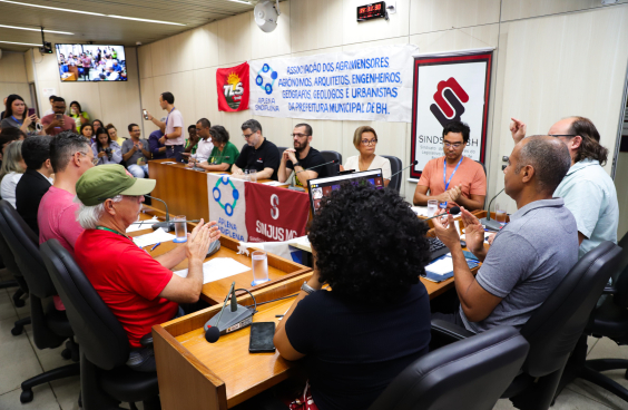 Vereadores e convidados no Plenário Camil Caran