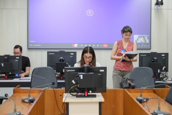 parlamentares presentes em reunião de comissão