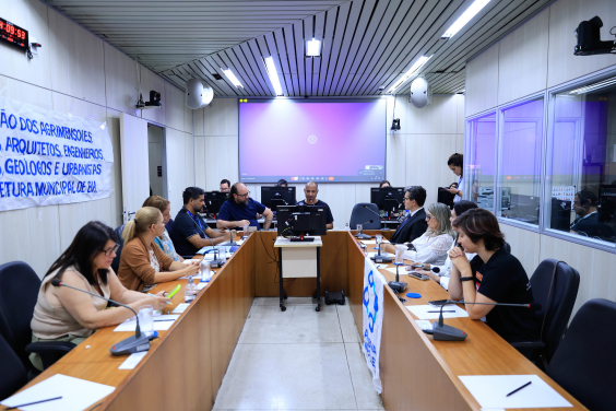 parlamentares e participantes presentes em audiência pública na câmara municipal de bh