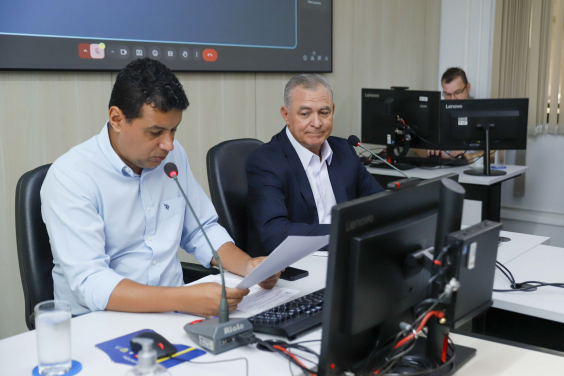 parlamentares presentes em reunião de comissão