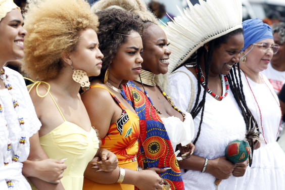 Mulheres negras de braços dados