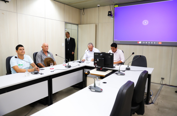 Vereadores no Plenário Helvécio Arantes