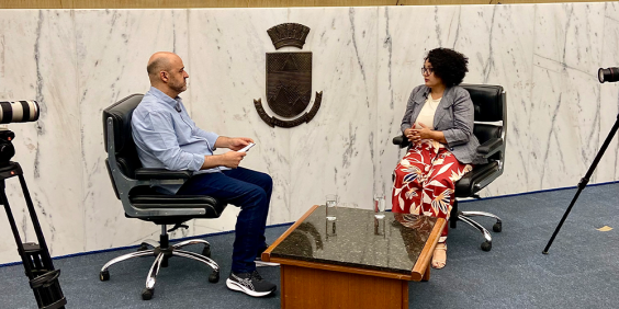 O jornalista Alessandro Duarte entrevista a vereadora Iza Lourença no Plenário Amintas de Barros