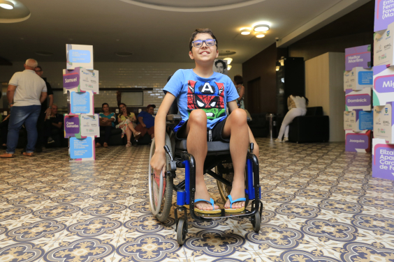 menino em cadeiras de rodas