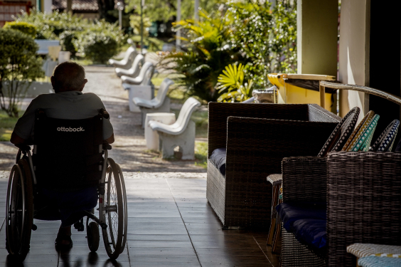 homem idoso em cadeira de rodas