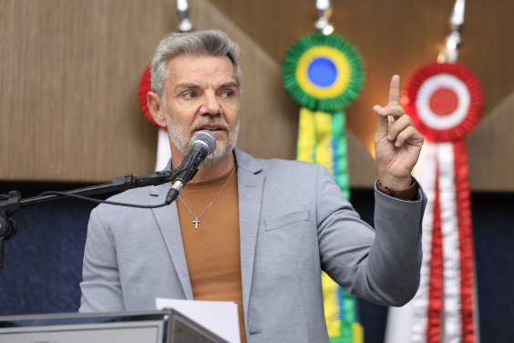 Professor Juliano Lopes discursa no Plenário