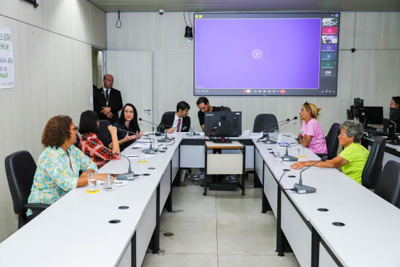 parlamentares e participantes presentes em audiência pública na câmara municipal de bh