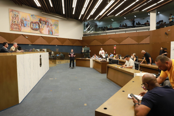 parlamentares presentes no plenário da câmara de bh