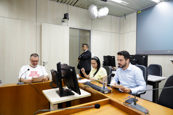 Vereadores reunidos durante reunião da Comissão de Legislação e Justiça na CMBH