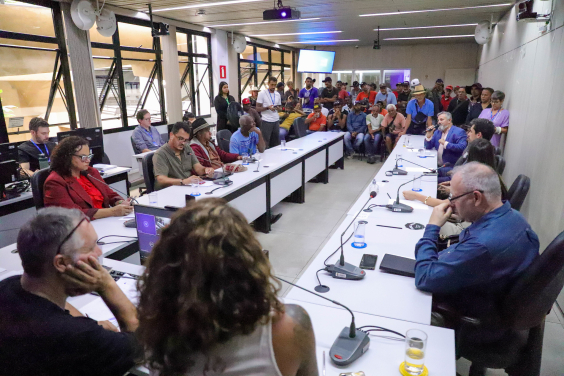 parlamentares e participantes presentes em audiência pública na câmara municipal de bh