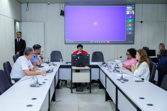 parlamentares presentes em reunião de comissão na Câmara
