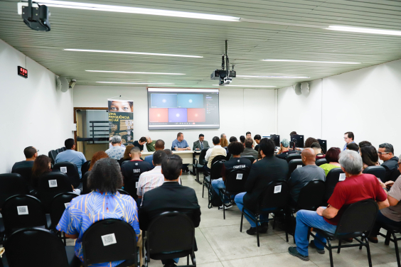 participantes de seminário em plenário da câmara municipal