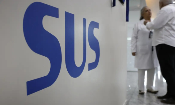 logo do sus em destaque em parede de unidade de saúde