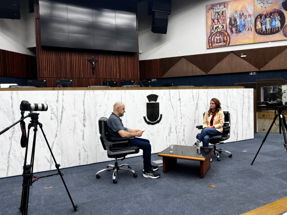 O jornalista Alessandro Duarte entrevista a vereadora Luiza Dulci no Plenário Amintas de Barros