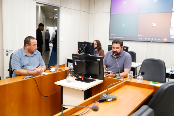 Vereadores no Plenário Camil Caram