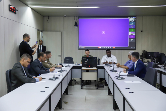 parlamentares e participantes presentes em audiência pública na câmara municipal de bh
