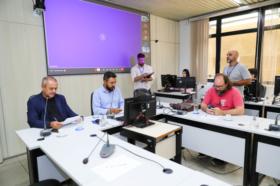 parlamentares presentes em reunião de comissão