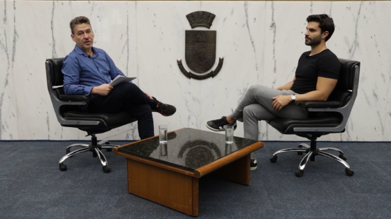 O jornalista Carlos Freitas entrevista o vereador Pedro Rousseff no Plenário Amintas de Barros