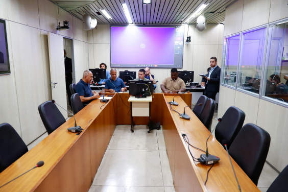 parlamentares presentes em reunião de comissão