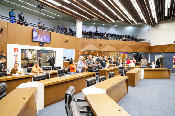 parlamentares presentes em reunião plenária