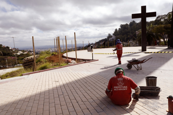 Operários da Prefeitura trabalham na Praça do Papa