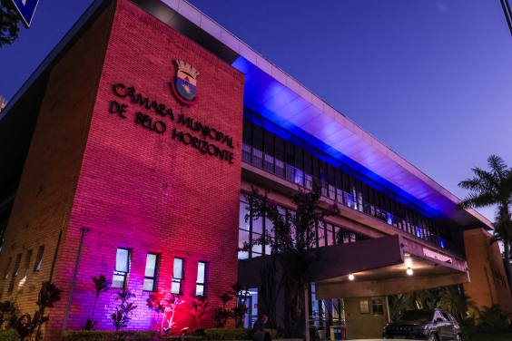 Fachada da Câmara Municipal iluminada de azul