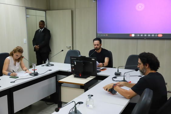 parlamentares presentes em reunião de comissão na câmara de bh