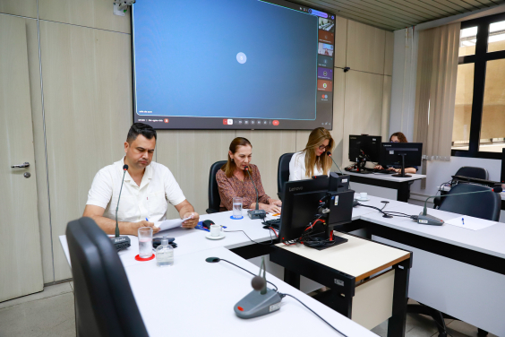 Vereadores no Plenário Helvécio Arantes