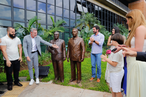 Vereadores e convidados na Praça da Constituinte, em frente à estátua recém-inaugurada